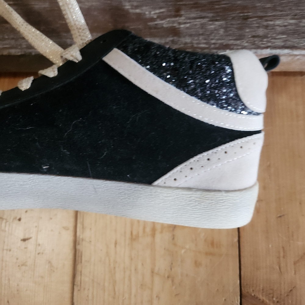 Shoes - Picture 4 of 7